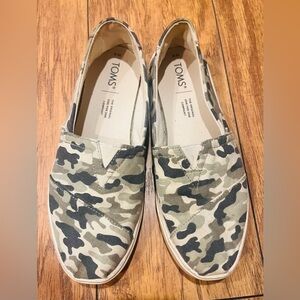 Tom’s camo slide loafers